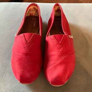 Classic Red Canvas. TOMS, size 7